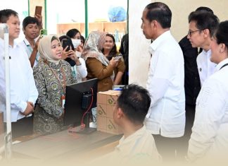 Tinjau RSUD Mas Amsyar Kasongan, Presiden Jokowi Sampaikan Pentingnya Peningkatan Fasilitas Presiden Joko Widodo meninjau Rumah Sakit Umum Daerah (RSUD) Mas Amsyar Kasongan di Kabupaten Katingan Provinsi Kalimantan Tengah pada Rabu 26 Juni 2024