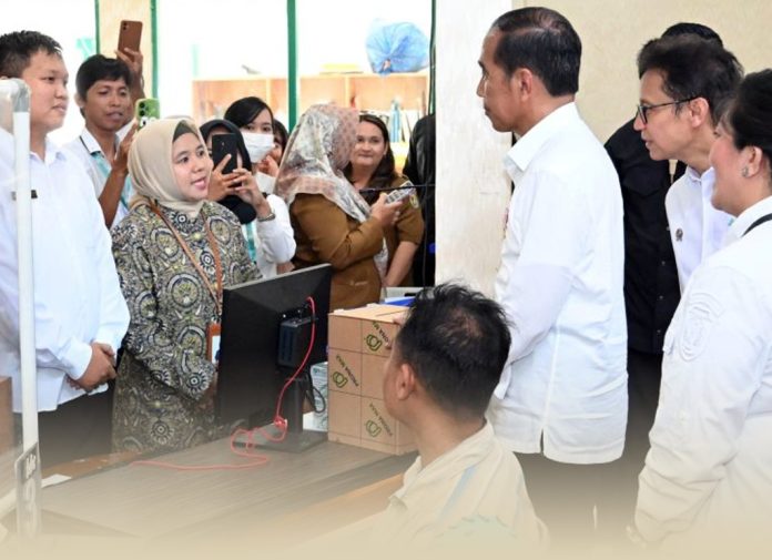 Presiden Joko Widodo meninjau Rumah Sakit Umum Daerah (RSUD) Mas Amsyar Kasongan di Kabupaten Katingan Provinsi Kalimantan Tengah pada Rabu 26 Juni 2024