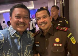 Kajati Sulsel Senyum Bersama Ketua KPU Bone, Ada Apa Ya?