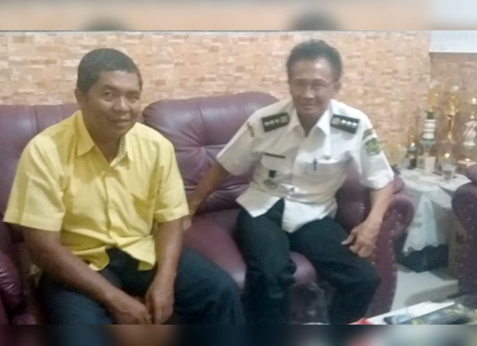 Camat Gapura Kab Sumenep Imam Suhadi bersama reporter Faisal ER saat ditemui diruang kerjanya ok