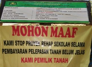 Proyek Rehabilitasi Gedung Sekolah SMPN II Pasongsongan dihentikan oleh pemilik lahan, Disdik Sumenep, memilih Bungkam