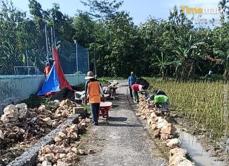 Kades Poreh Kec. Lenteng Kab.Sumenep, Abd. Gafur Di Minta Bertanggungjawab, Soal Proyek TPT Yang Di Duga Bermasalah.